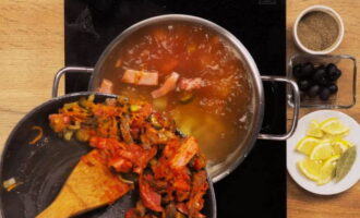 Солянка с колбасой и картошкой классическая Солянка с колбасой и картошкой классическая