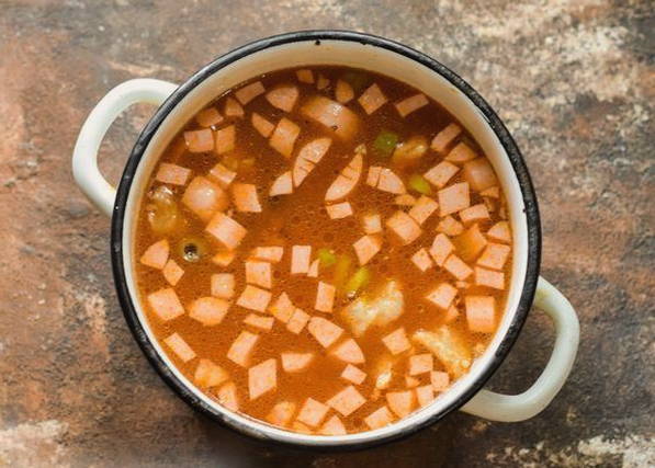 Солянка с колбасой и картошкой классическая Солянка с колбасой и картошкой классическая