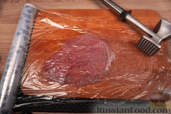 Польские зразы из говядины, с солёными огурцами, беконом и луком Польские зразы из говядины, с солёными огурцами, беконом и луком