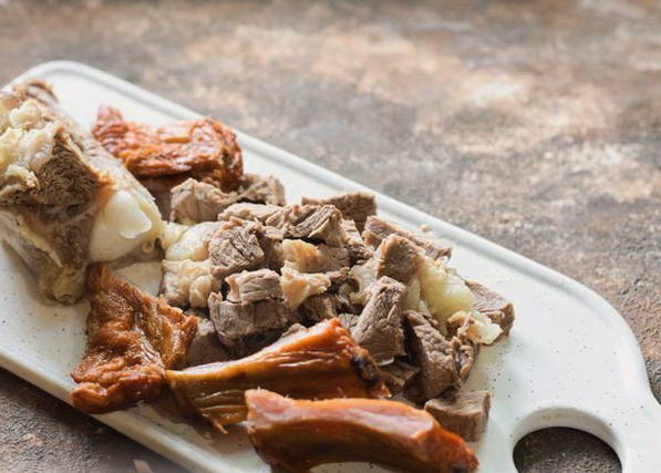 Солянка с колбасой и картошкой классическая Солянка с колбасой и картошкой классическая