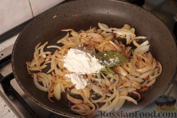 Польские зразы из говядины, с солёными огурцами, беконом и луком Польские зразы из говядины, с солёными огурцами, беконом и луком