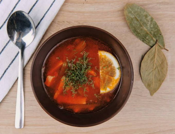 Солянка с колбасой и картошкой классическая Солянка с колбасой и картошкой классическая