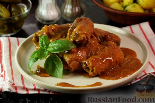 Польские зразы из говядины, с солёными огурцами, беконом и луком Польские зразы из говядины, с солёными огурцами, беконом и луком