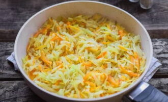 Тушеная капуста на сковороде классическая Тушеная капуста на сковороде классическая