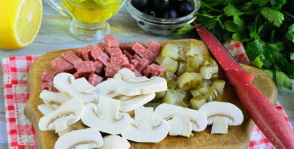Солянка с колбасой и картошкой классическая Солянка с колбасой и картошкой классическая