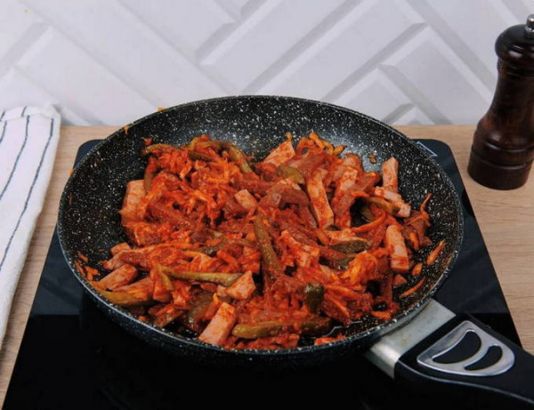 Солянка с колбасой и картошкой классическая Солянка с колбасой и картошкой классическая