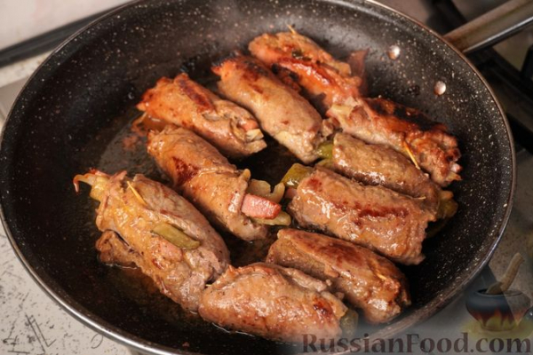 Польские зразы из говядины, с солёными огурцами, беконом и луком Польские зразы из говядины, с солёными огурцами, беконом и луком