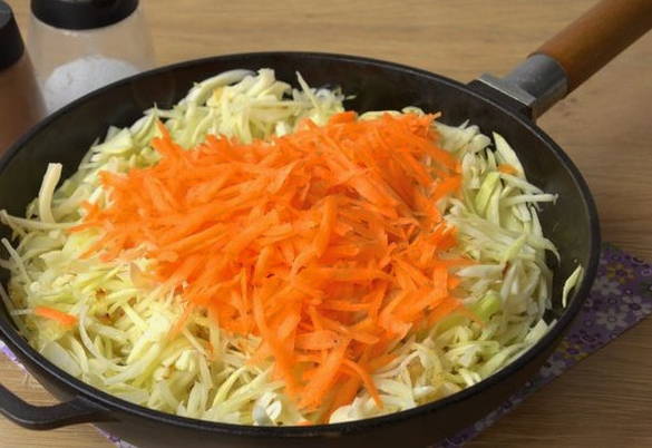 Тушеная капуста на сковороде классическая Тушеная капуста на сковороде классическая