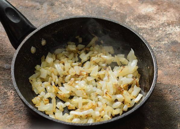 Солянка с колбасой и картошкой классическая Солянка с колбасой и картошкой классическая