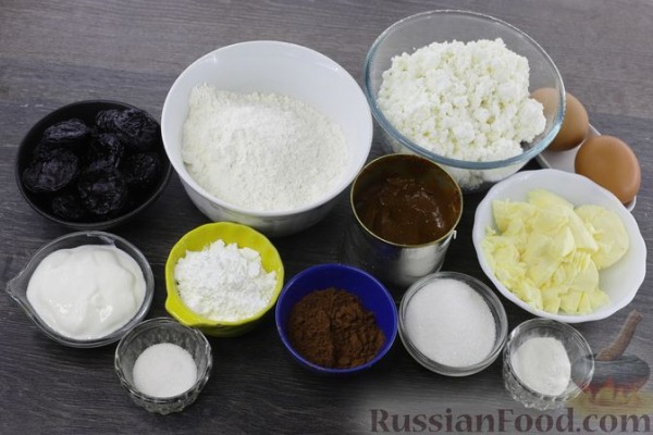 Шоколадный песочный пирог с творогом, черносливом и сгущёнкой Шоколадный песочный пирог с творогом, черносливом и сгущёнкой