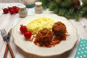 Тефтели с овощами в духовке