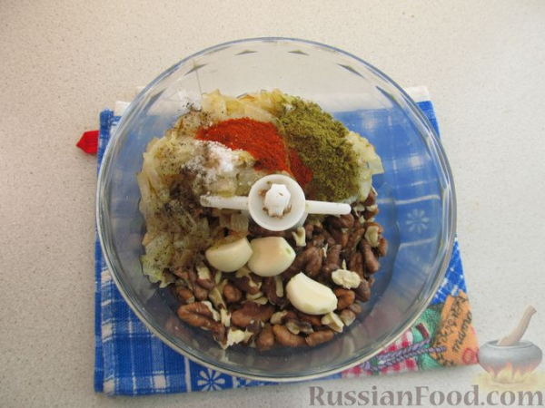 Рулетики из баклажанов по-грузински, с орехами, жареным луком и чесноком Рулетики из баклажанов по-грузински, с орехами, жареным луком и чесноком