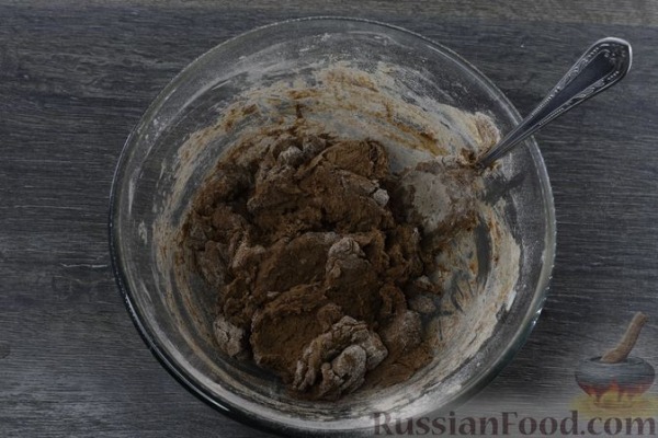 Шоколадный песочный пирог с творогом, черносливом и сгущёнкой Шоколадный песочный пирог с творогом, черносливом и сгущёнкой