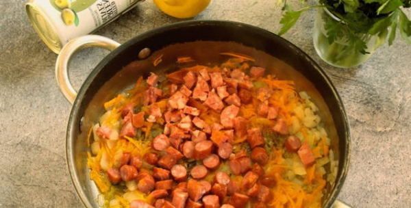 Солянка с колбасой и картошкой классическая Солянка с колбасой и картошкой классическая