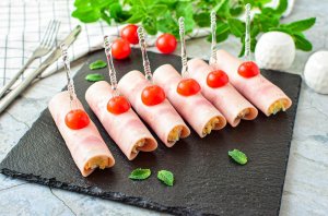 Рулетики с сыром и чесноком Рулетики с сыром и чесноком