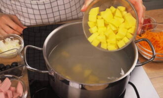 Солянка с колбасой и картошкой классическая Солянка с колбасой и картошкой классическая