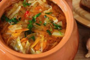 Щи из свежей капусты со свининой