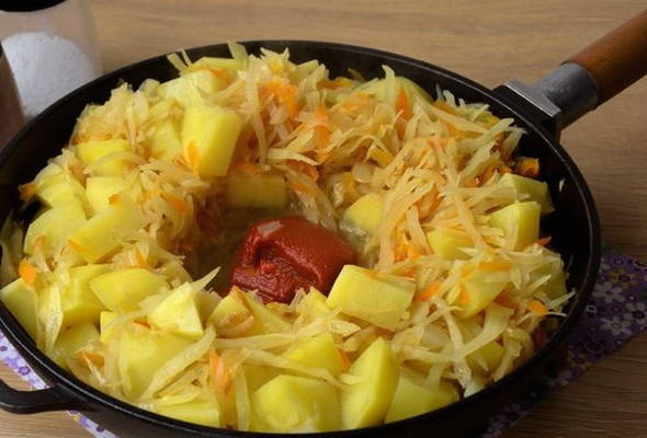 Тушеная капуста на сковороде классическая Тушеная капуста на сковороде классическая