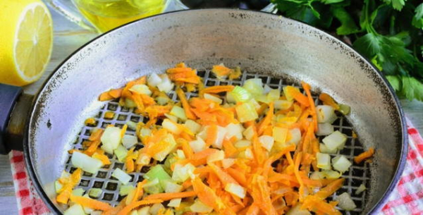 Солянка с колбасой и картошкой классическая Солянка с колбасой и картошкой классическая