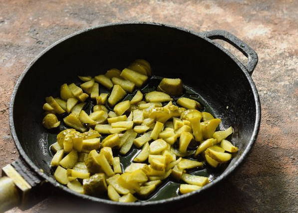 Солянка с колбасой и картошкой классическая Солянка с колбасой и картошкой классическая