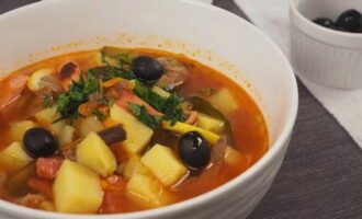 Солянка с колбасой и картошкой классическая Солянка с колбасой и картошкой классическая