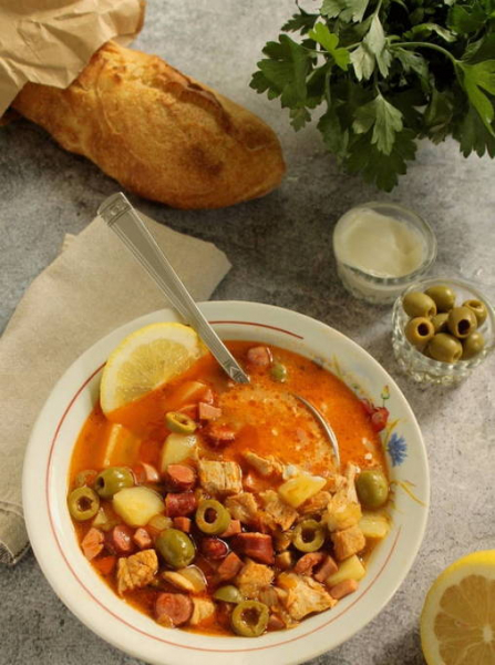 Солянка с колбасой и картошкой классическая Солянка с колбасой и картошкой классическая