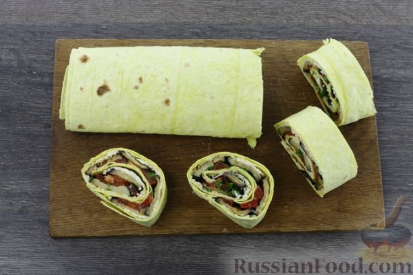Рулетики из лаваша с баклажанами, помидорами и сыром Рулетики из лаваша с баклажанами, помидорами и сыром