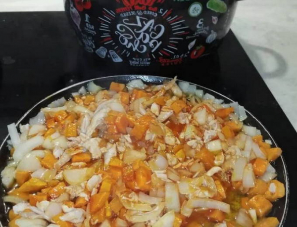 Солянка с колбасой и картошкой классическая Солянка с колбасой и картошкой классическая