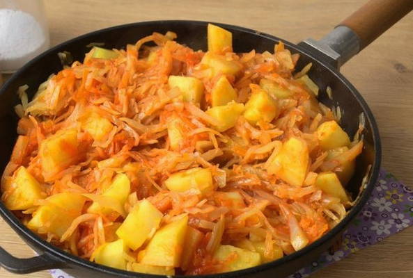 Тушеная капуста на сковороде классическая Тушеная капуста на сковороде классическая