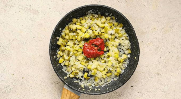 Солянка с колбасой и картошкой классическая Солянка с колбасой и картошкой классическая