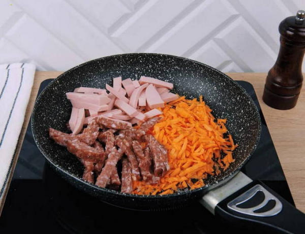 Солянка с колбасой и картошкой классическая Солянка с колбасой и картошкой классическая
