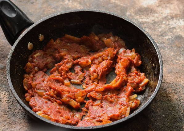 Солянка с колбасой и картошкой классическая Солянка с колбасой и картошкой классическая