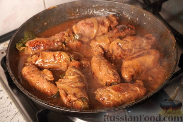 Польские зразы из говядины, с солёными огурцами, беконом и луком Польские зразы из говядины, с солёными огурцами, беконом и луком