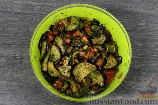 Острая закуска из жареных баклажанов с помидорами Острая закуска из жареных баклажанов с помидорами