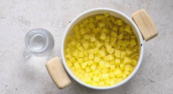 Солянка с колбасой и картошкой классическая Солянка с колбасой и картошкой классическая
