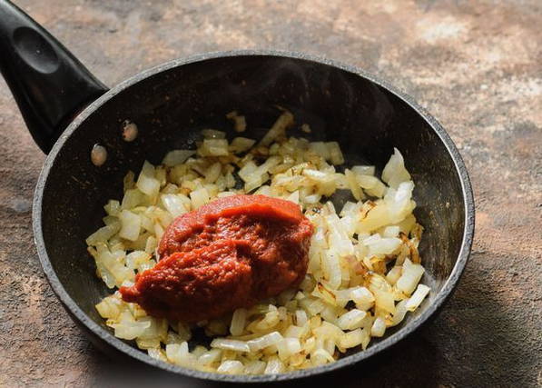 Солянка с колбасой и картошкой классическая Солянка с колбасой и картошкой классическая