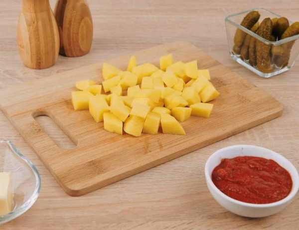 Солянка с колбасой и картошкой классическая Солянка с колбасой и картошкой классическая