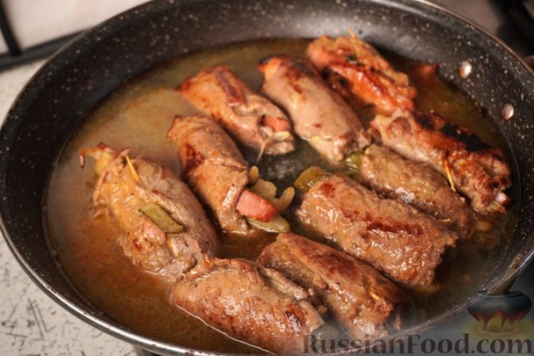 Польские зразы из говядины, с солёными огурцами, беконом и луком Польские зразы из говядины, с солёными огурцами, беконом и луком