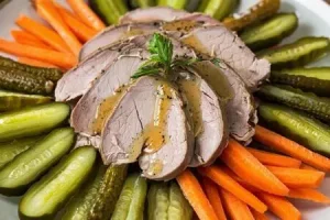 Салат с куриной печенью и солеными огурцами и морковью