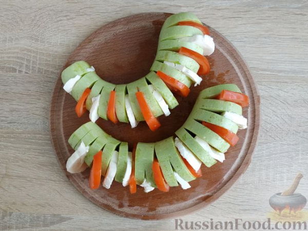 "Гармошки" из кабачков с помидорами и сыром, в духовке "Гармошки" из кабачков с помидорами и сыром, в духовке