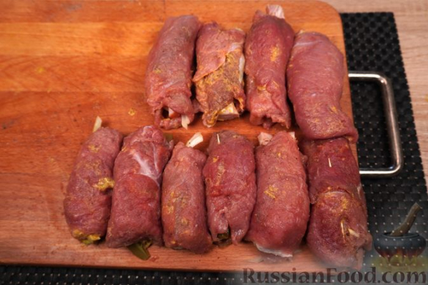 Польские зразы из говядины, с солёными огурцами, беконом и луком Польские зразы из говядины, с солёными огурцами, беконом и луком