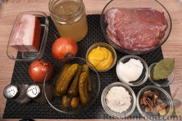 Польские зразы из говядины, с солёными огурцами, беконом и луком Польские зразы из говядины, с солёными огурцами, беконом и луком