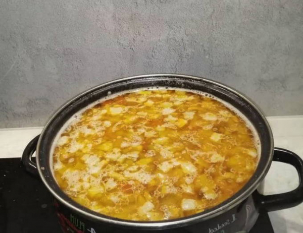 Солянка с колбасой и картошкой классическая Солянка с колбасой и картошкой классическая