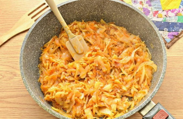 Тушеная капуста на сковороде классическая Тушеная капуста на сковороде классическая