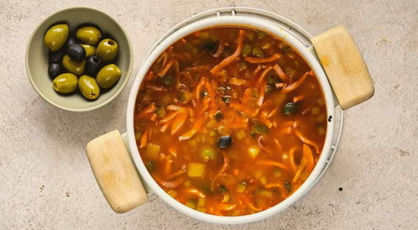 Солянка с колбасой и картошкой классическая Солянка с колбасой и картошкой классическая