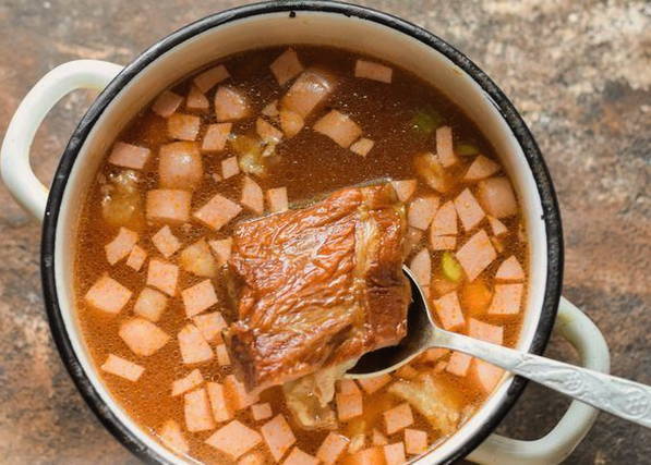 Солянка с колбасой и картошкой классическая Солянка с колбасой и картошкой классическая