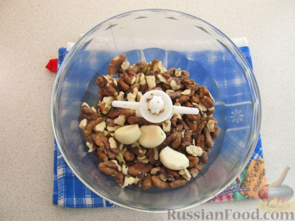 Рулетики из баклажанов по-грузински, с орехами, жареным луком и чесноком Рулетики из баклажанов по-грузински, с орехами, жареным луком и чесноком