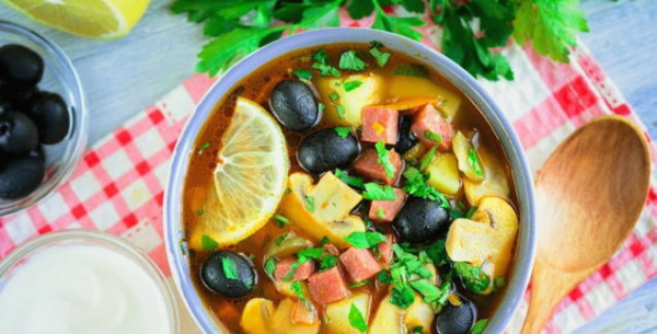 Солянка с колбасой и картошкой классическая Солянка с колбасой и картошкой классическая