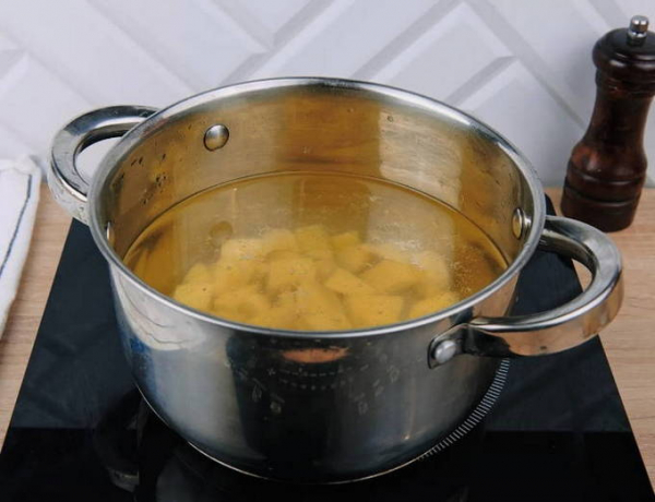 Солянка с колбасой и картошкой классическая Солянка с колбасой и картошкой классическая