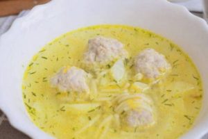 Суп с фрикадельками, вермишелью и картошкой классический